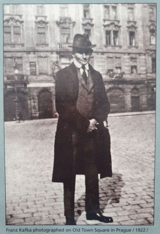 1922년 프라하 구시가광장에서의 카프카. 밀레나와의 관계가 지속되고 있을 때의 모습이다.   [사진= 프란츠 카프카 박물관]