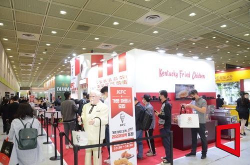 서울시 강남구 코엑스에서 이달 5일 개막한 ‘2023 제54회 IFS 프랜차이즈창업박람회’장에 마련된 KFC 부스에 시식 음식을 받으려는 관람객들이 대기줄을 서 있다. 사진=문혜원 기자