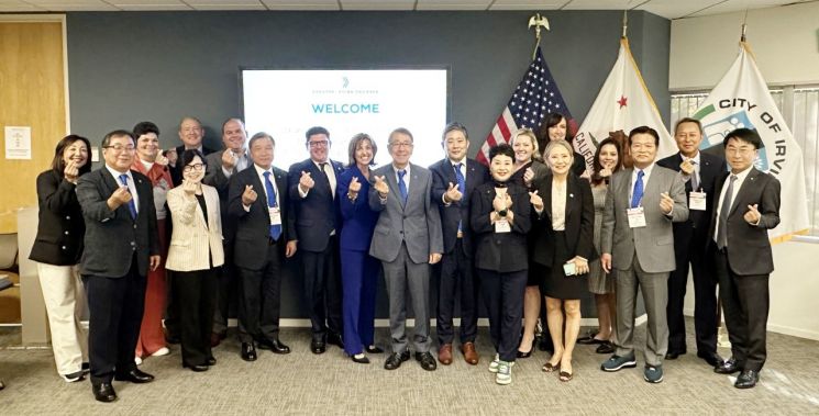 경남 창원상공회의소와 미국 어바인상공회의소 직원들이 기념촬영을 하고 있다. [사진제공=창원상공회의소]