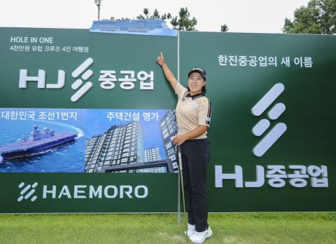 김해림이 동부건설·한국토지신탁 챔피언십 2라운드에서 홀인원을 작성한 뒤 크루즈 여행권 보드 앞에서 포즈를 취하고 있다.[사진제공=동부건설·한국토지신탁 챔피언십]