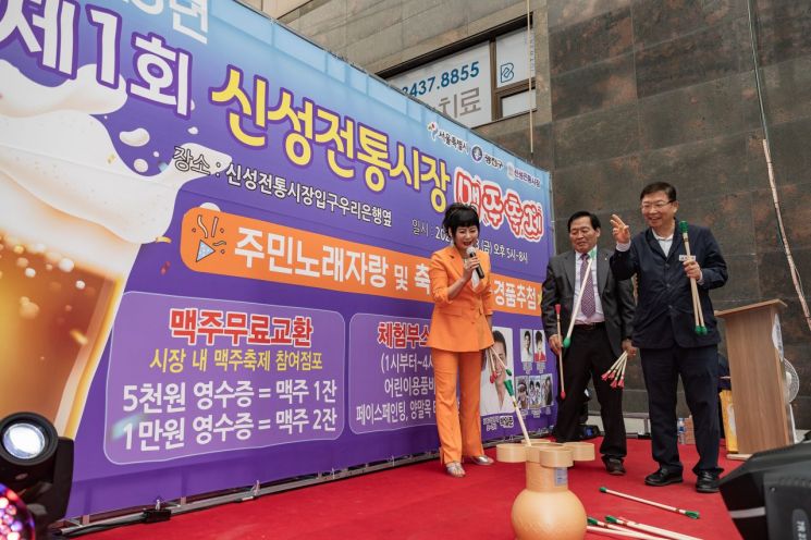 广津区厅长 Kim Kyungho 投壶比赛