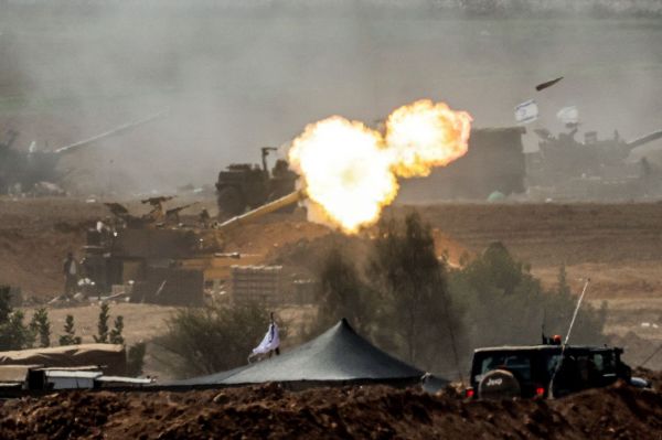 이스라엘군 M109 155mm 자주포가 12일(현지시간) 남부의 가자지구 국경 인근에서 포탄을 발사하고 있다. [이미지출처=연합뉴스]