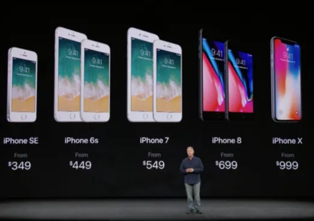 2017년 아이폰 발표장의 화면에 아이폰X의 가격이 공개되고 있다.