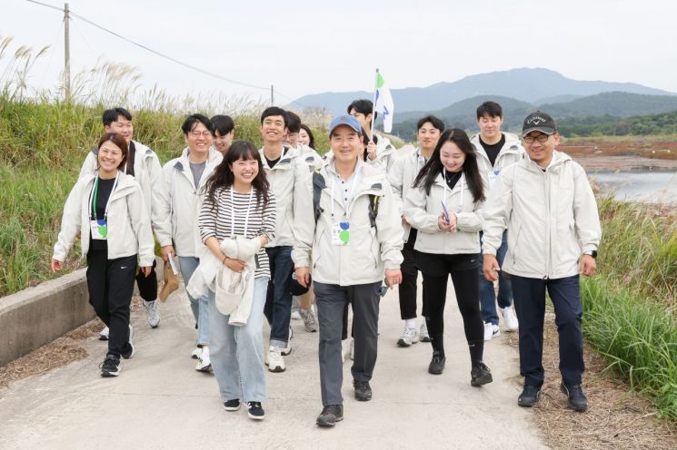 지난 13일 김윤 삼양그룹 회장이 임직원들과 전북 고창군 해리염전 둘레길 트레킹을 하고 있다. [사진제공=삼양그룹]