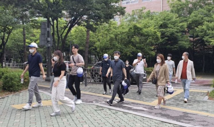 우리에프아이에스 직원들이 소통하면 걷는행사를 하고 있다. [사진제공=우리에프아이에스]