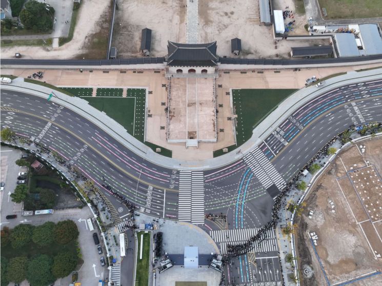 'King's Road' Restored After 100 Years... Gwanghwamun Woldae and Signboard Changed