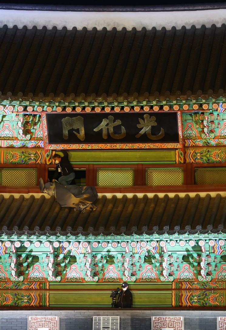 'King's Road' Restored After 100 Years... Gwanghwamun Woldae and Signboard Changed