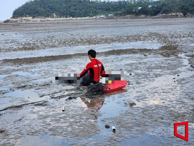 해양경찰이 갯벌 고립자를 구조하고 있다. 목포해양경찰서 (기사 본문 이해를 돕기 위한 사진)