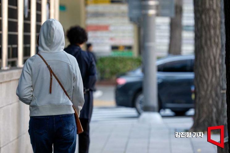 16일 서울 종로구 사직로8길에서 직장인들이 겉옷을 입고 출근길에 오르고 있다. 사진=강진형 기자aymsdream@