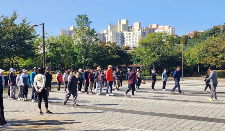 공원에 모인 참가자들이 한국워킹협회 교육강사의 진행에 따라 건강 걷기를 실습하고 있다.(사진=김민진 기자 enter@)