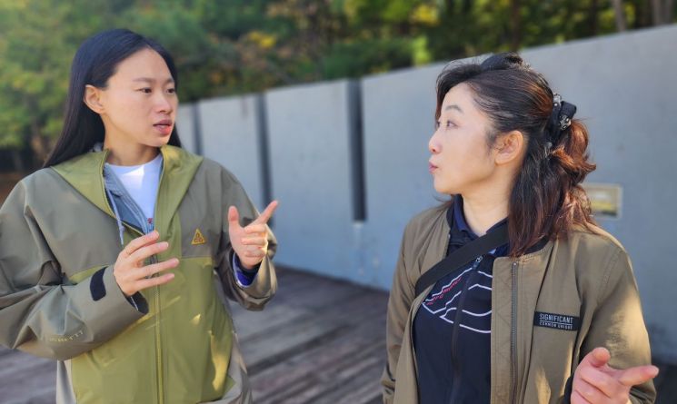 서울 중구는 '건강지도자 양성 과정'을 통해 체계적인 건강 걷기 교육과 확산에 힘을 쏟고 있다. 과정 진행 실무자인 박응경 약수보건지소 주무관(사진 왼쪽)과 임회진 황학보건지소 주무관이 과정에 대해 설명하고 있다.(사진=김민진 기자 enter@)