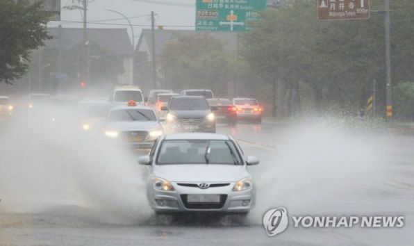 국지성 호우가 쏟아지는 가운데 차량들이 도로를 달리고 있다. 연합뉴스