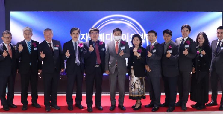 Dr. Shin Junsik, founder of Jaseng Korean Medicine Hospital (center), and guests are taking a commemorative photo after the opening ceremony of the Jaseng MediBio Center. <br>[Photo by Jaseng Korean Medicine Hospital]