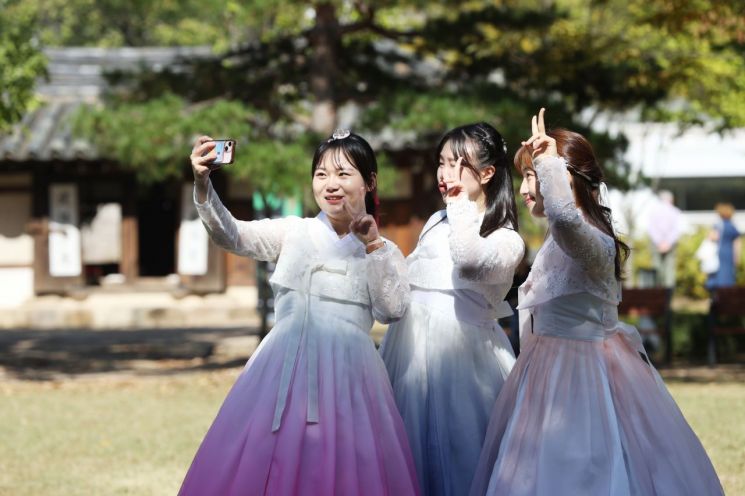 '2023 한복문화주간'인 16일 오후 서울 종로구 국립민속박물관에서 시민들이 한복 무료 대여 체험을 하고 있다. '한복 입어 좋은 날!'이란 주제로 열리는 행사는 서울 종로구를 거점으로 다양한 한복문화 체험을 제공한다. [이미지출처=연합뉴스]