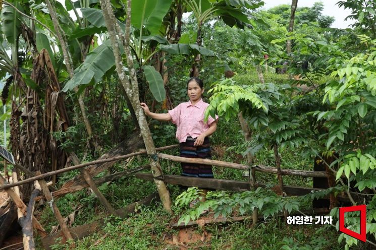 반 라오콘 마을의 태양광 발전기 옆에서 만난 마을 여성회장 응우옌 티 아잉(Nguy?n Th? Anh) 씨. 전기 사정을 물어보자 집에 와서 구경하라고 했다. 사진=허영한 기자 younghan@