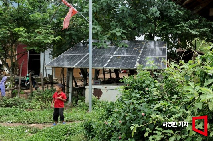 베트남 꽝빈성 반 라오 콘 마을의 태양광 발전소. 배터리함은 비어 있고 주민들이 개인적으로 구입해 달아놓은 소형 배터리가 연결되어 있다. 사진=허영한 기자 younghan@