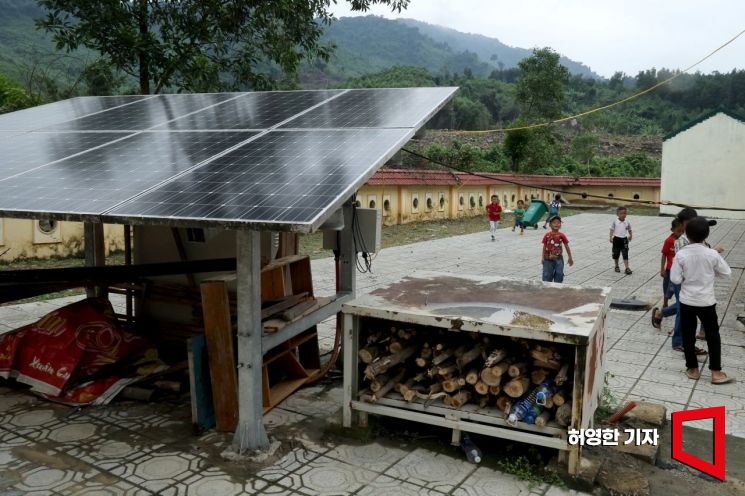 安装在越南广平省 Ban Lao Kon 村学校的太阳能发电站面板。电池已被拆除，电池箱里堆满了柴火。照片=记者 Heo Younghan younghan@