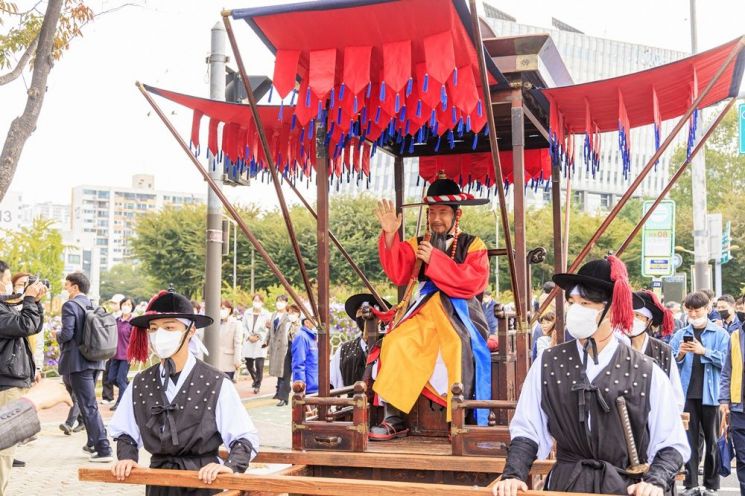 지난해 열린 제15회 마포나루 새우젓축제서 박강수 마포구청장이 사또로 분장해 행차를 하고 있다.