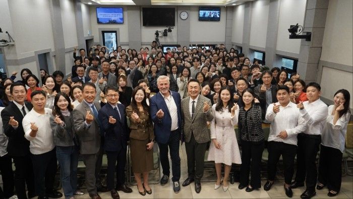지난 15일 노아의 방주를 제작한 요한 휘버스(가운데)가 서울 방배동애 위치한 홀리씨즈교회의 예배에 참석했다. 이에 교회 관계자·박두호 회장 등과 기념촬영을 하고 있다. [사진 제공=홀리씨즈교회]