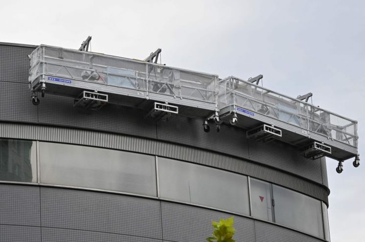 '성착취' 日 쟈니스, 61년 만에 간판 내려…굿즈샵에 팬 몰려