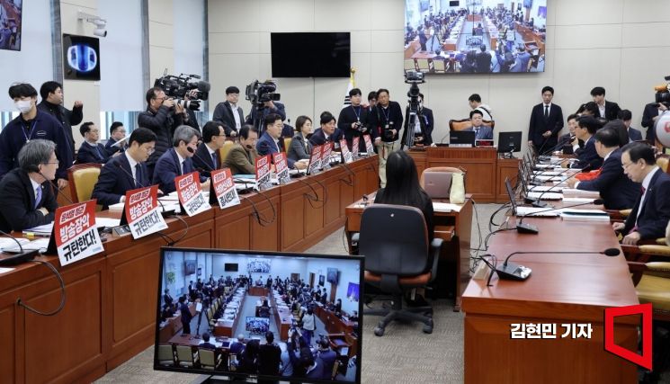 17일 국회에서 열린 과학기술정보방송통신위원회의 한국방송공사 등에 대한 국정감사에서 더불어민주당 의원석에 '공영방송 낙하산사장 결사반대' 피켓이 붙어 있다. 사진=김현민 기자 kimhyun81@