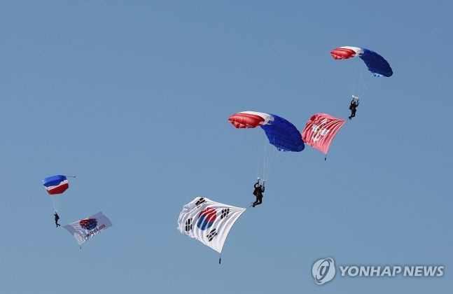 17일 경기도 성남 서울공항에서 열린 '서울 아덱스(ADEX) 2023' 개막식에서 고공 강하 시범이 펼쳐지고 있다. [사진출처=연합뉴스]