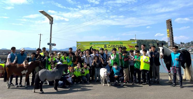 한국마사회 렛츠런파크 부산경남 직원들이 경남 향촌마을 의료 봉사활동에 참여해 홀스테라피 사회공헌 활동 진행 후 기념사진을 찍고 있다.