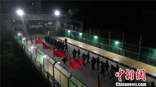 미얀마에서 온라인 사기에 가담한 중국인들이 본국으로 이송되고 있다. [사진 출처=중국신문망 캡처]