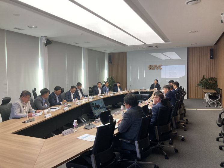 지난 16일 서울 강서 한국공항공사 본사에서 윤형중 한국공항공사 사장이 긴급 안전대책회의를 주재하고 있다. [사진제공=한국공항공사]