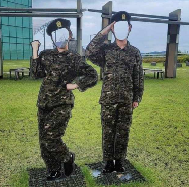 경기 파주시 도라산 전망대에 설치됐던 남녀 군인 구조물. [사진 제공=군성폭력상담소]