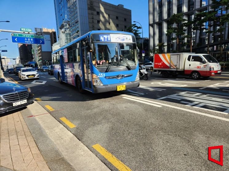 17일 서울 중구 회현사거리 인근에서 직진 차선으로 달리던 버스가 실선 차선에서 차선 변경을 하고 있다./사진=최태원 기자 skking@