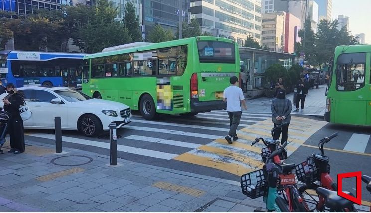 17일 서울 마포구 홍대입구역 2번 출구 앞에 버스와 행인이 엉켜있다. 30분 동안 횡단보도를 지난 5대의 버스 중 4대가 횡단 중인 사람들이 있음에도 가로질러 우회전을 감행했다./사진=최태원 기자 skking@