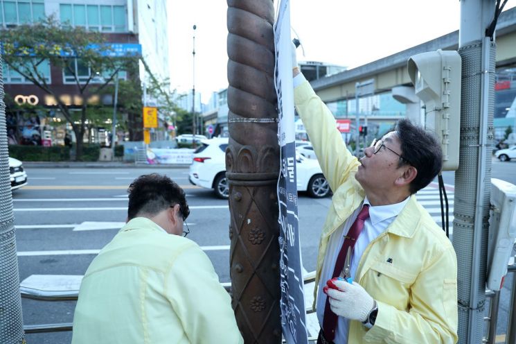 일일 북부동장이 된 홍태용 경남 김해시장이 길거리 현수막 관리 작업을 하고 있다. [사진제공=김해시청]
