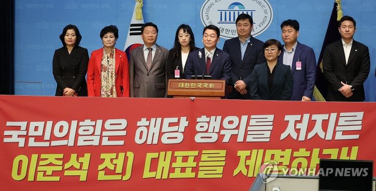 국민의힘 안철수 의원이 16일 국회에서 이준석 전 대표 제명 촉구 기자회견을 하고 있다. [사진출처=연합뉴스]
