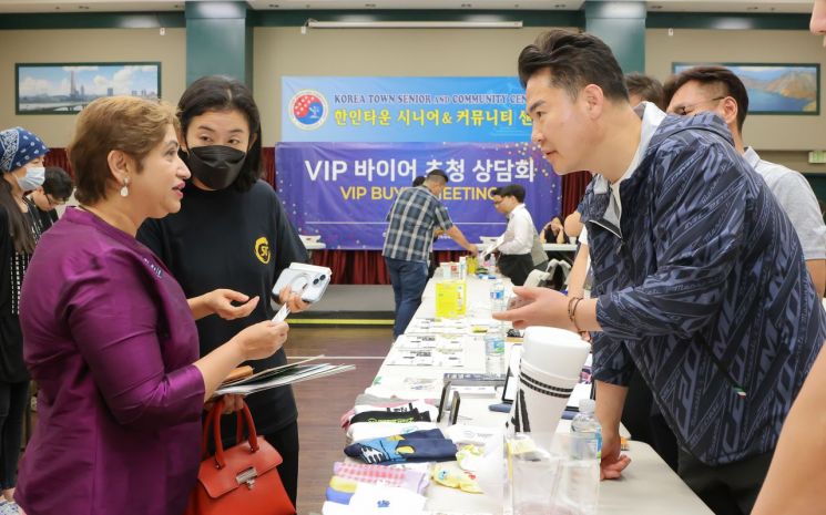 30만 관람객 찾는 LA 한인축제서 도봉구 화장품·양말 ‘완판’ 