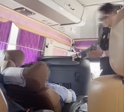 최근 온라인 커뮤니티 등에서 '고속버스 민폐녀'에 대한 영상 및 사진이 게재되고 신상을 조사하는 누리꾼이 생기고 있다.[사진=유튜브 캡처]