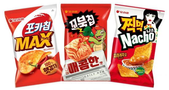 오리온 꼬북칩 매콤한맛(가운데)과 포카칩 MAX 레드스파이시맛(왼쪽), 찍먹 나쵸 치폴레마요소스맛[사진제공=오리온]