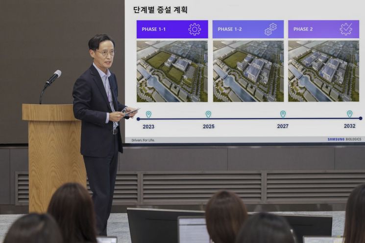 노균 삼성바이오로직스 EPCV센터장(부사장)이 17일 오전 인천 송도 사옥에서 5공장 및 제2바이오캠퍼스 건설 현황에 대해 설명하고 있다. [사진제공=삼성바이오로직스]