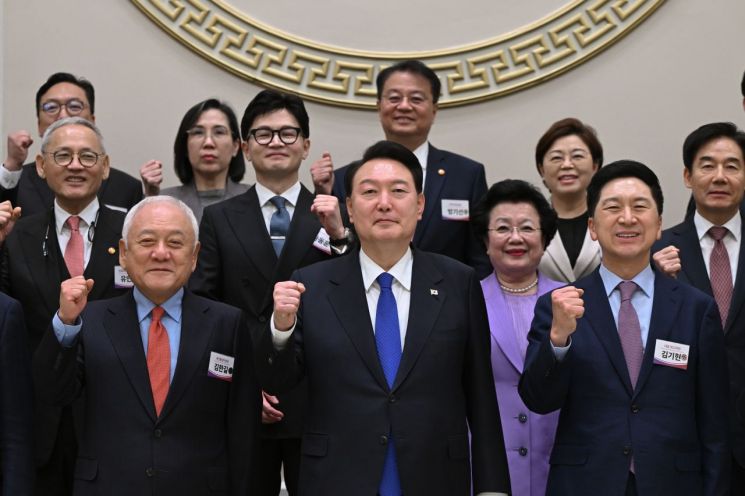 윤석열 대통령이 17일 오후 청와대 영빈관에서 열린 국민통합위원회 만찬에서 김한길 국민통합위원장, 국민의힘 김기현 대표 등 참석자들과 기념촬영을 하고 있다. 2023.10.17 [대통령실 제공. 재판매 및 DB 금지] [이미지출처=연합뉴스]