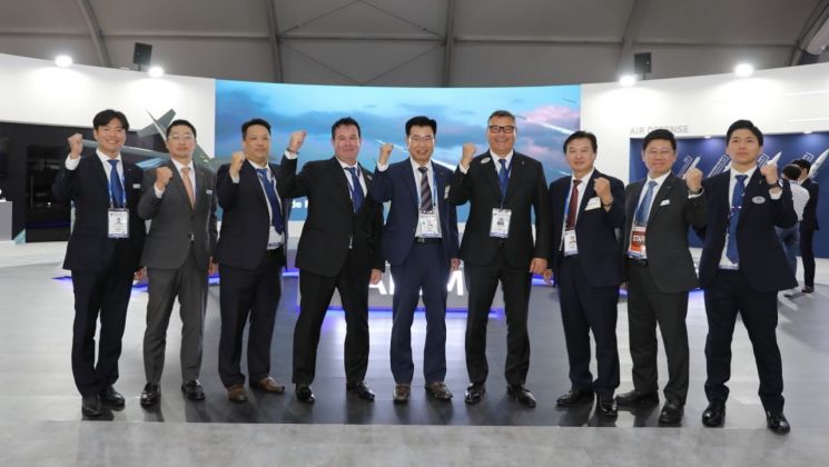 LIG넥스원이 17일 성남 서울공항에서 열린 ‘서울 국제 항공우주 및 방위산업 전시회(ADEX) 2023’에서 타우러스社와 TAURUS KEPD 350K-2 공동개발을 위한 업무협약(MOU)을 체결하며 양사 관계자들이 기념촬영을 하고 있다.