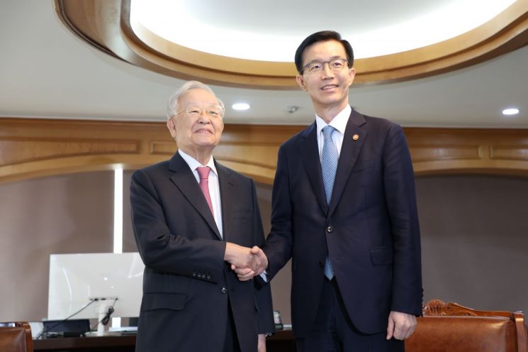 방문규 산업통상자원부 장관(사진 오른쪽)이 18일 경총회관을 찾아 손경식 한국경영자총협회 회장과 만났다. ＜사진제공:한국경영자총협회＞
