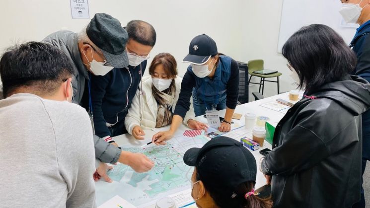 '화성 동탄2신도시 스마트 리빙랩'에 참여한 시민들이 지역 주요 현안을 논의하고 있다. [사진제공=화성시]