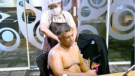토니 페르난데스 에어아시아 최고경영자(CEO)가 올린 회의 중 마사지를 받는 사진. 해당 사진은 논란이 일자 삭제되었다. [사진=링크드인 캡처]