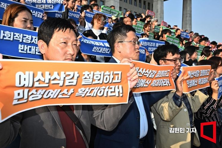 더불어민주당과 정의당, 기본소득당 등 야당이 18일 국회에서 사회적경제 예산 원상복구를 위한 공동대책위 출범식에서 구호를 외치고 있다. 사진=김현민 기자 kimhyun81@