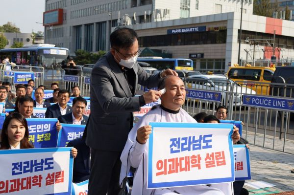 김원이 의원이 용산 대통령실 앞에서 전남 국립 의대 신설을 촉구하며 삭발하고 있다. [사진 제공=김원이 의원실]