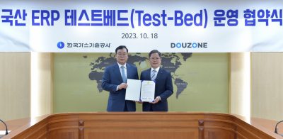 한국가스기술공사 조용돈 사장(오른쪽)과 더존비즈온 ERP사업부문 대표 이강수 사장과 협약서를 교환하고 있다.