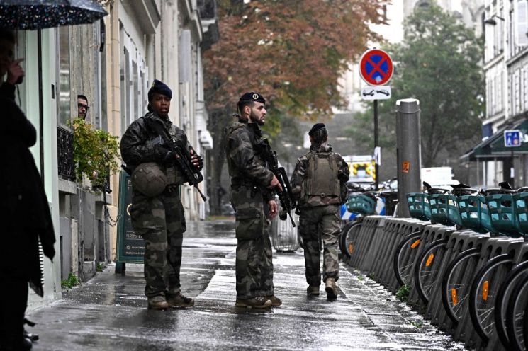 18일(현지시간) 프랑스 파리에서 진행한 대테러 군사 훈련 '센티넬 작전'에 투입된 군인들의 모습. [이미지출처=AFP연합뉴스]