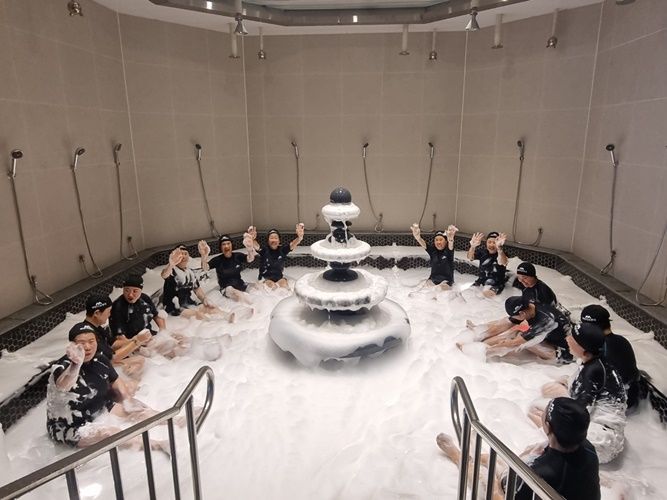 완도 해양치유센터 프로그램 중 하나인 해조류 거품 테라피를 체험하고 있다. [사진제공=완도군]