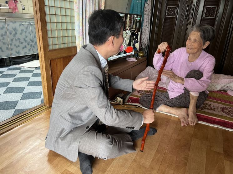 조용정 경남 고성부군수가 100세 어르신께 장수지팡이를 전달하고 있다.