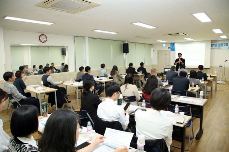 무안군의회 의원과 의회사무과 공직자 전원이 청렴·폭력 예방 교육을 받고 있다. [사진제공=무안군의회]